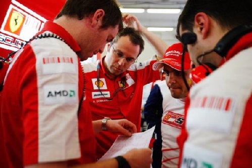 Massa y su ingeniero Smedly hablando con Domenicali antes del GP de Alemania. Se enterarian los dos primeros de algo de lo que les dijo su jefe?